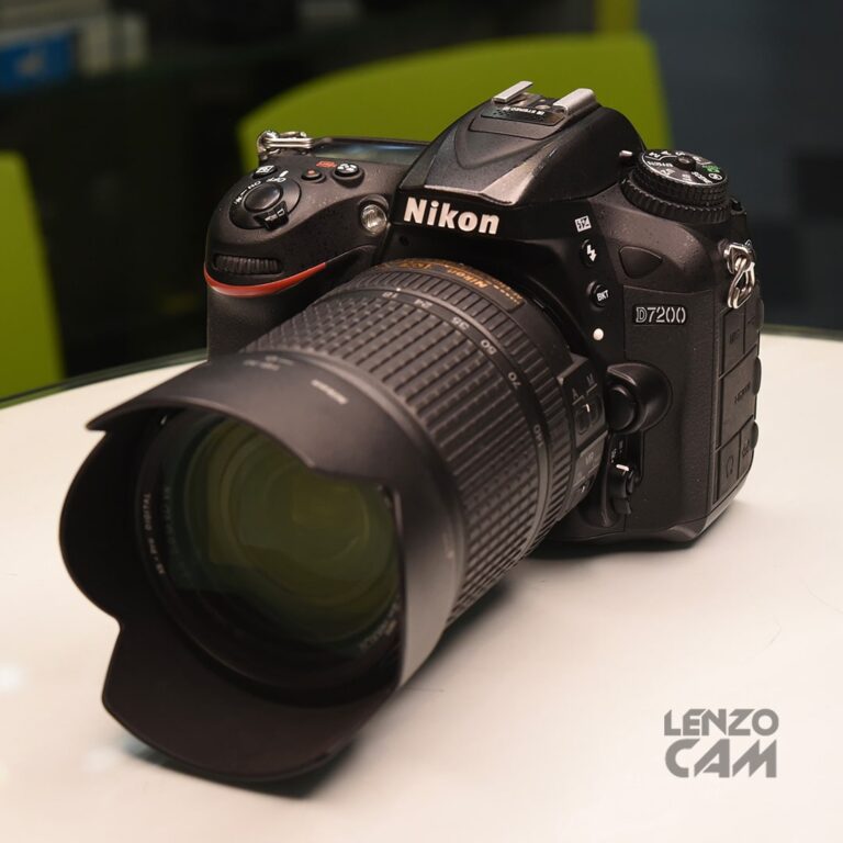 دوربین کارکرده نیکون مدل nikon D7200 به همراه لنز 18-140